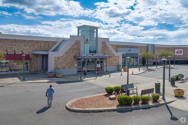 Acadiana Mall is open seven days a week in Arcadiana Wood, Lafayette.