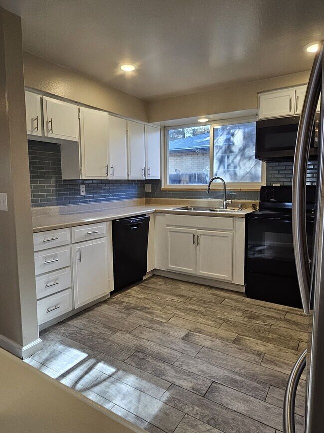 1371 Xanadu St, Aurora, CO 80011 - photo 2