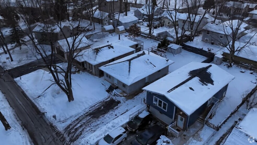 1502 Round Lake Dr, Round Lake Beach, IL 60073 - photo 2