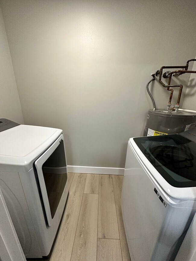 2 Bedroom with In-Unit Washer Dryer plus Garage Parking, Rockford, IL 61107 - photo 6
