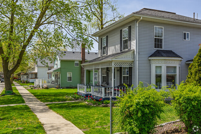 A wide variety of home styles can be found in Clinton, from foursquare homes to split-levels.