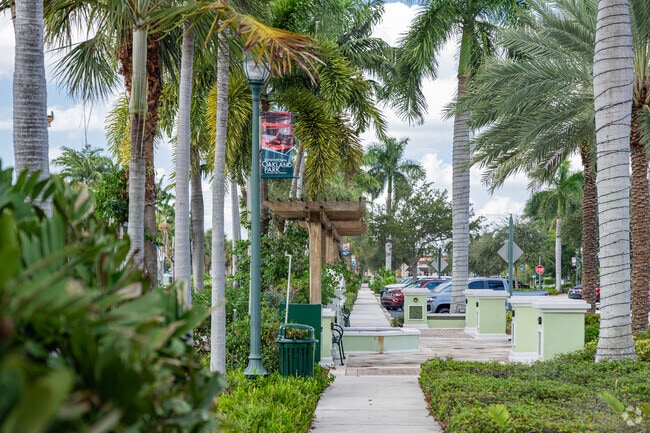 Downtown Oakland Park has a variety of local cafes, restaurants, and art galleries.