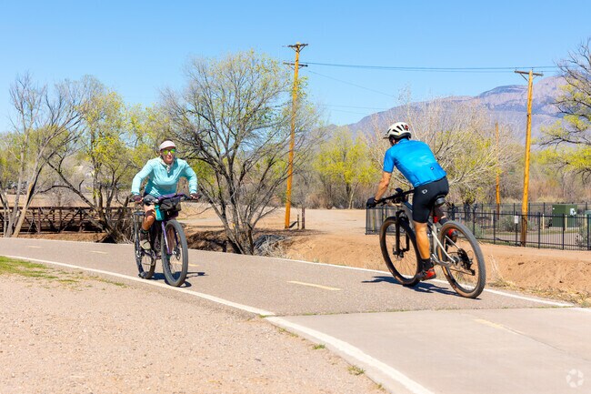 Cyclists living in Westside can enjoy the nearby Paseo Del Bosque Trail.