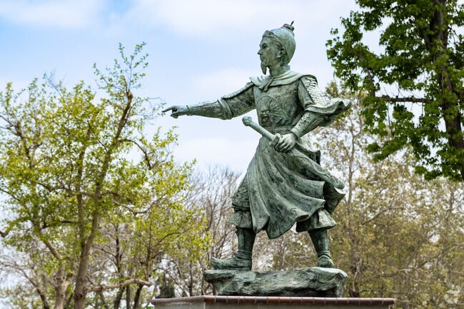A landmark bronze statue of General Tran Hung Dao standing in Fountain Valley since 2016.