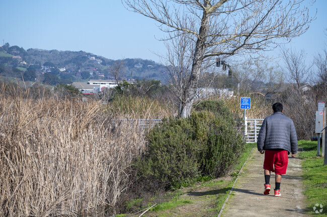 There a great walking paths around Scottsdale pond in Midwest Novato.