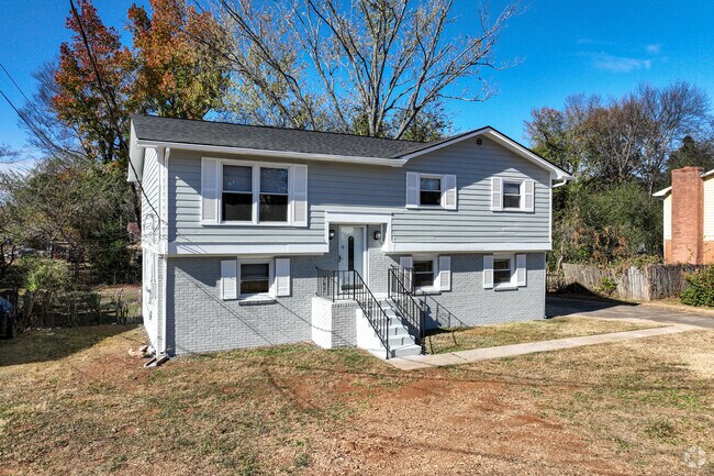 Split-level homes are sprinkled throughout Mastin Lake Park.