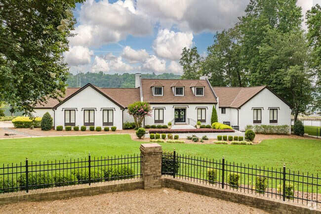 You can find multiple types of homes in the Lake Spivey neighborhood of Atlanta.
