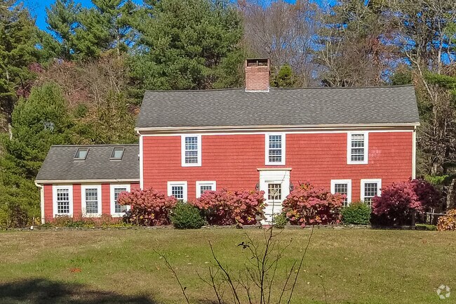 Historic Colonial homes are found throughout the Pelham neighborhood.