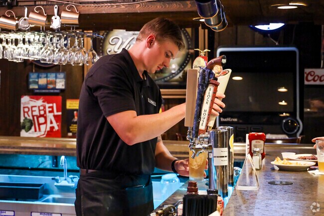 Enjoy an evening out with friends at the Franklin Street Bar & Grill.