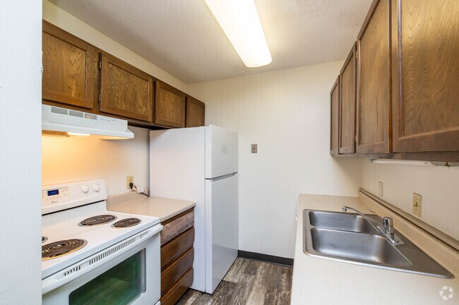 The Oaks Apartments, Sioux Falls, SD 57106 - photo 2