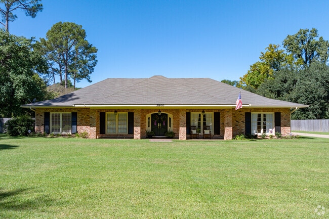 Old ranch homes in Cherokee Village offer lots of character.