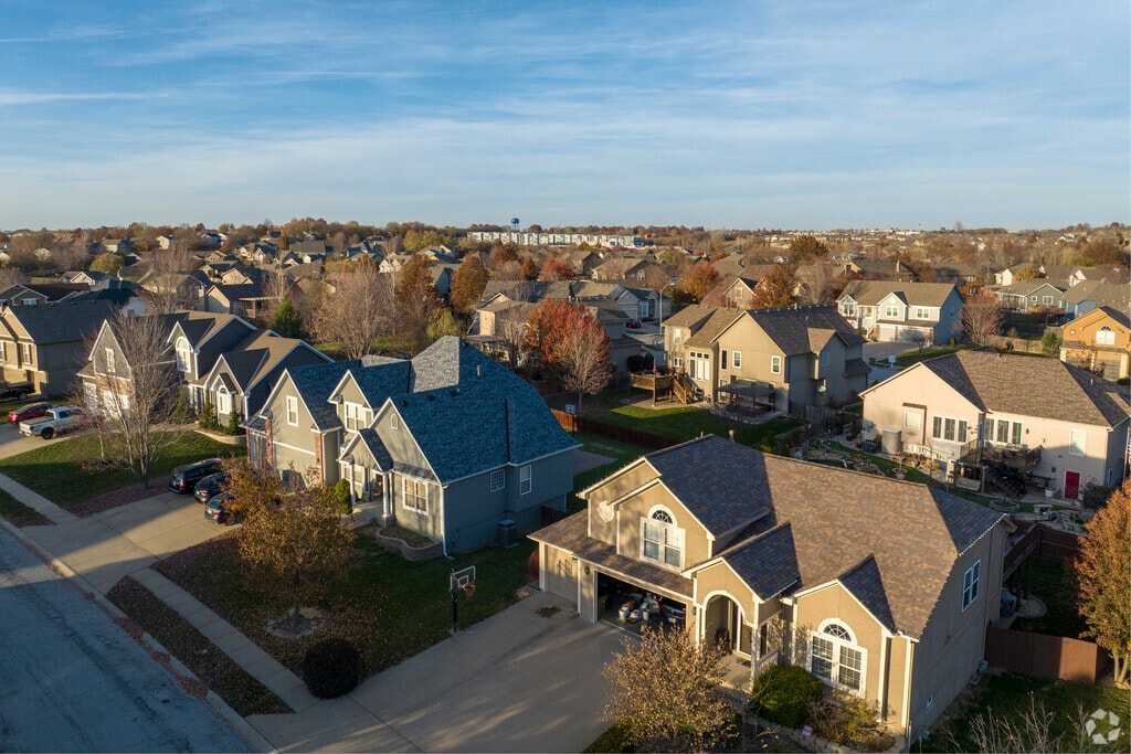 The Venue Townhomes 960 Cedarcrest Dr, Raymore, MO