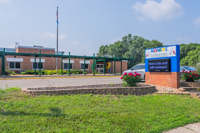 Monroe Elementary School has 539 students with a student to teacher ratio of 13 to 1.