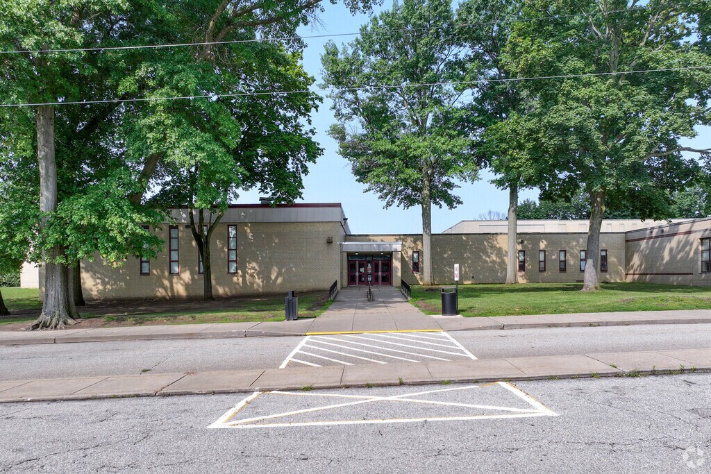 Roy A. Hunt Elementary School servers' grades 3-6.