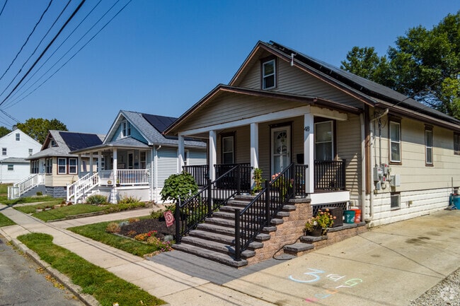 Find cozy homes with inviting porches in Woodbury, NJ.