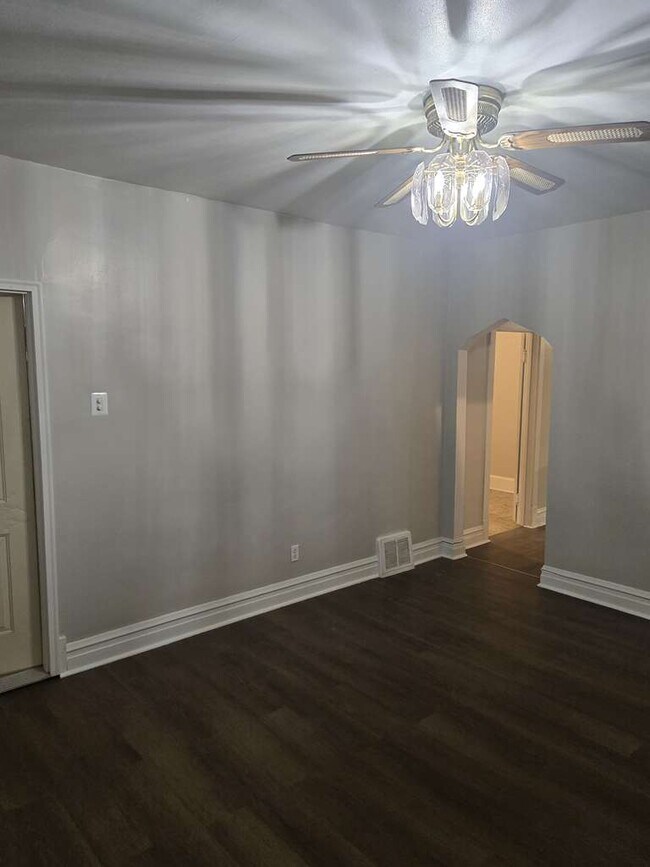 8445 S Marquette Ave unit 1 Floor, Chicago, IL 60617 - photo 2