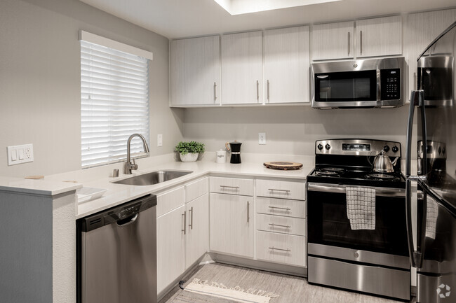 2BR, 2BA - 949SF