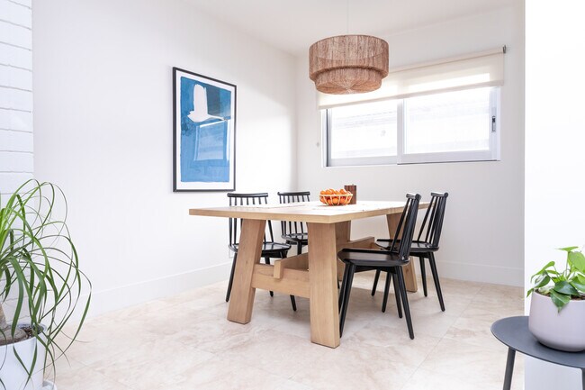 Stay Lola, Beverly Hills, CA 90211 - photo 3