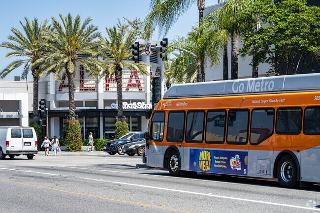 Getting around the Lindaraxa Park neighborhood is easy with access to public transportation.
