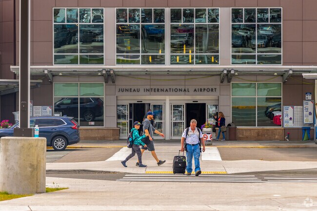 Juneau International Airport, on Mendenhall Valley’s south end, offers flights to the lower 48.
