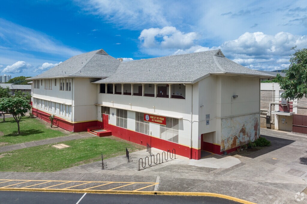 Kawananakoa MS offers innovative teaching methods that cater to different learning styles.