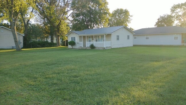 303 W Wernsing Ave, Effingham, IL 62401 - photo 2