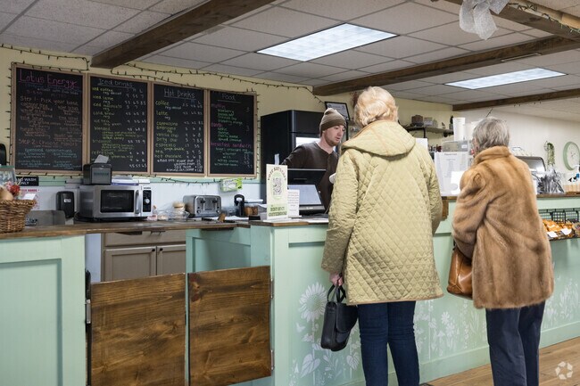 A cozy cornerstone of Canterbury is Kay’s Café serves up comfort food, friendly faces, and that classic hometown warmth.