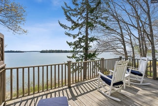 44 Maquoit Dr, Freeport, ME 04032