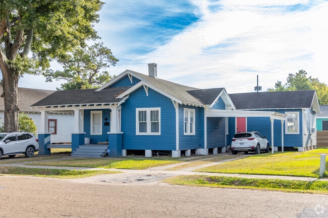 Many homes with colorful designs are all over the Freetown-Port Rico.