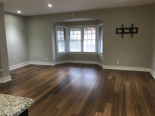 Bay window overlooks Main StSt