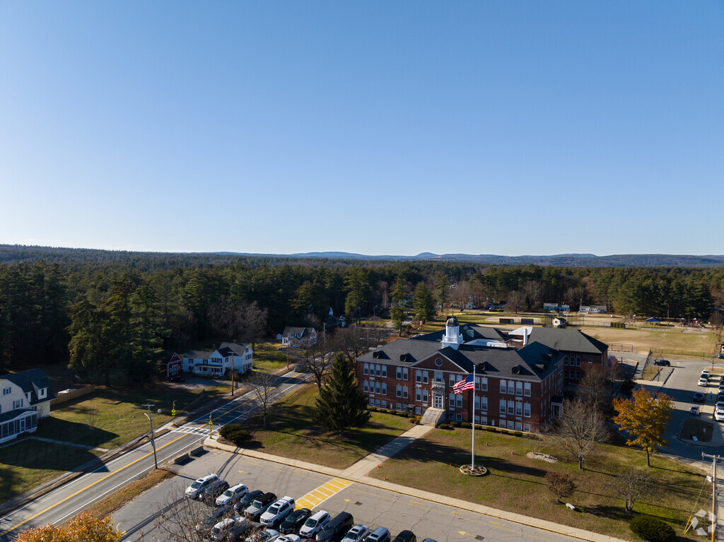 The Spaulding Memorial School in Townsend, MA serves students in grades K-4.