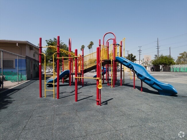 Ann Street Elementary School provides students with outdoor facilities.