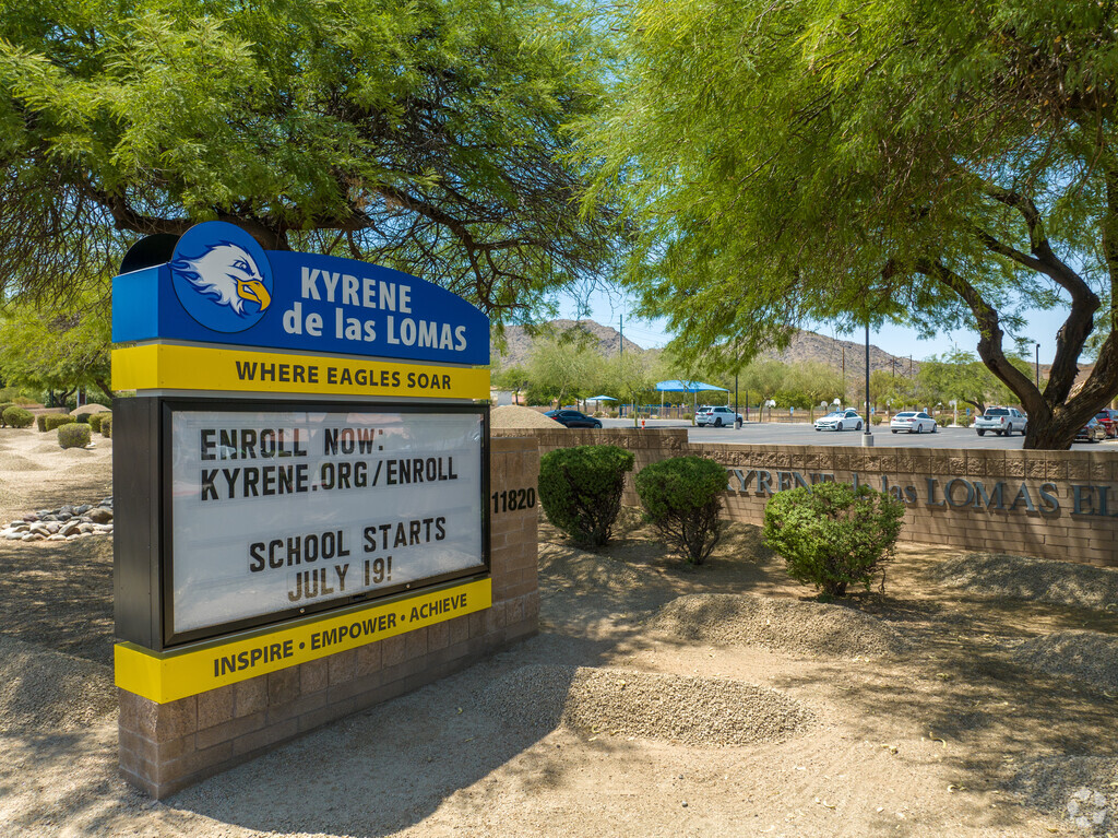 Kyrene de las Lomas signage.