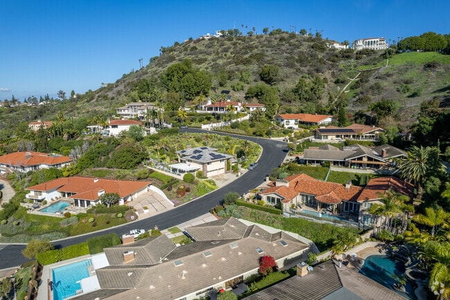 Homes in the southern region of North Tustin can boast amenities like private garages and pools.