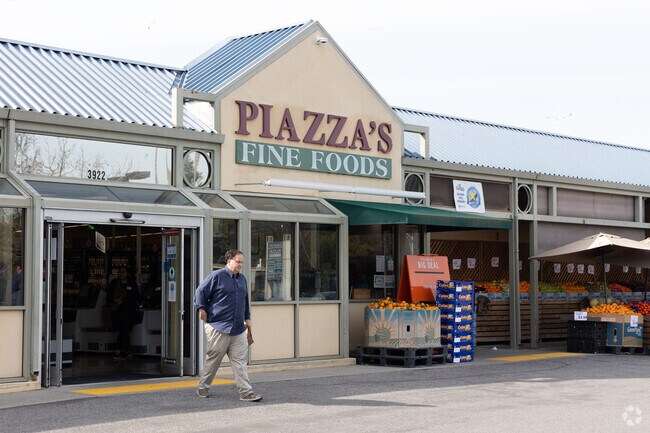 Piazza’s Fine Foods serves as a neighborhood grocery hub in Palo Verde.