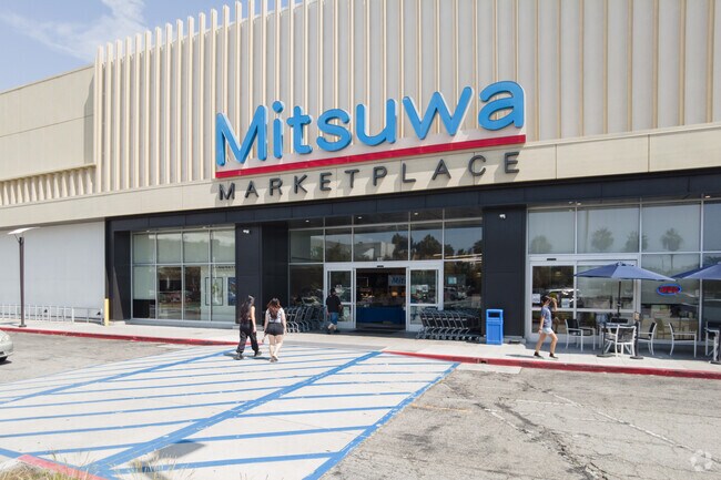 Go grocery shopping at Mitsuwa Marketplace in the neighborhood of West Torrance California.
