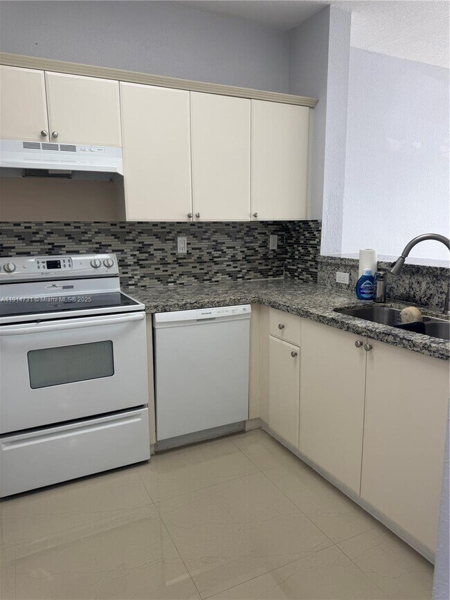 7250 NW 177th St unit 10716, Hialeah, FL 33015 - photo 5