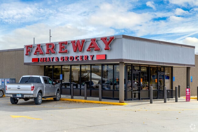 With major chain grocery stores more than thirty minutes away, New Hampton residents depend on Fareway Meat & Grocery, conveniently located just off Main Strete.