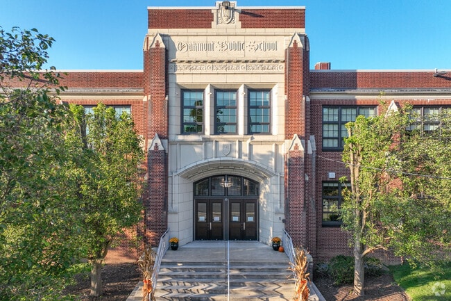 Tenth Street Elementary School has a student-teacher ratio of 15 to 1.