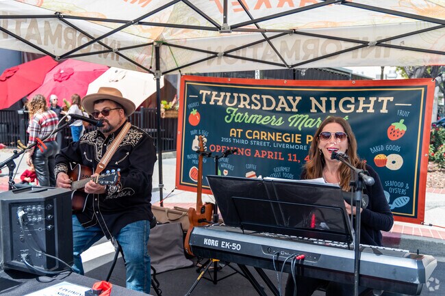Musician fills the Livermore Sunday Farmer's Market with melodies.