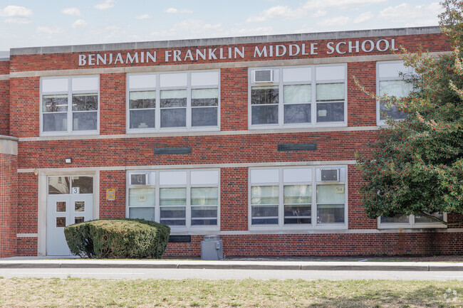 Benjamin Franklin Middle School in Ridgewood, NJ has 703 students in grades 6-8.
