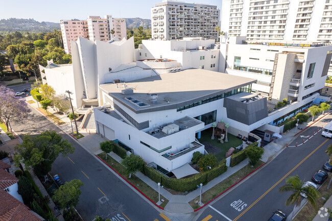 Alice and Nahum Lainer School
boasts unique architecture that stands out in the neighborhood.