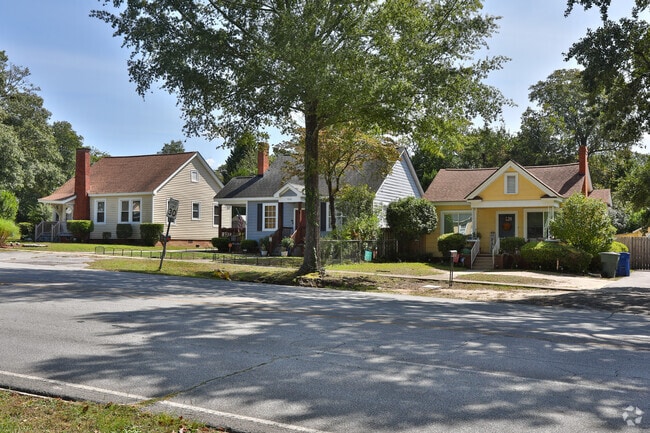 Colonial ave in College Place has small town charm minutes away from Columbia.