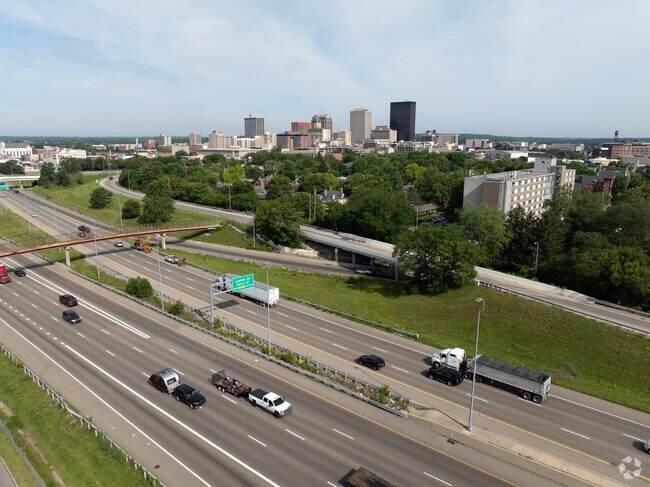 Edgemont's close proximity to Rt. 35 and downtown Dayton.