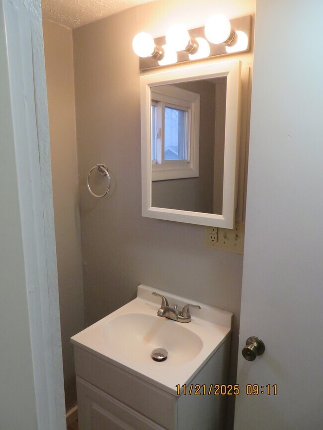 919 Walnut St unit B, Anderson, IN 46012 - photo 7