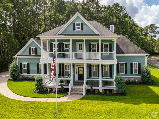 Darrell Creek has several colonial homes throughout the neighborhood.