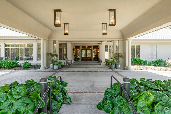 The clubhouse welcomes Moss Creek members for a variety of experiences and dining options.