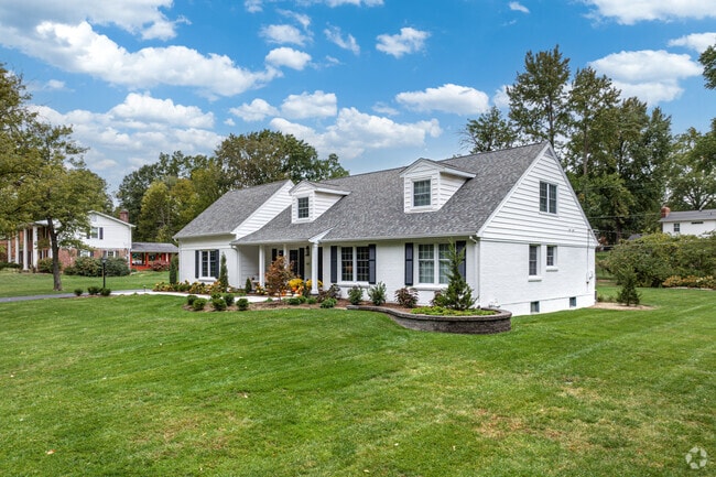 There are a few quaint Cape Cod style homes in Des Peres.
