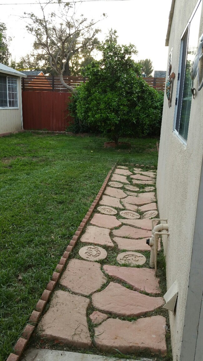 5725 Burnet Ave unit GH, Van Nuys, CA 91411 - photo 2