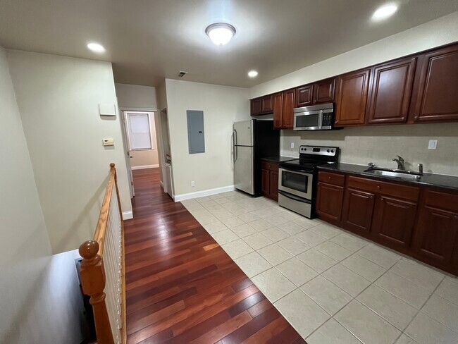2135 S 5th St unit 2nd Fl, Philadelphia, PA 19148 - photo 3